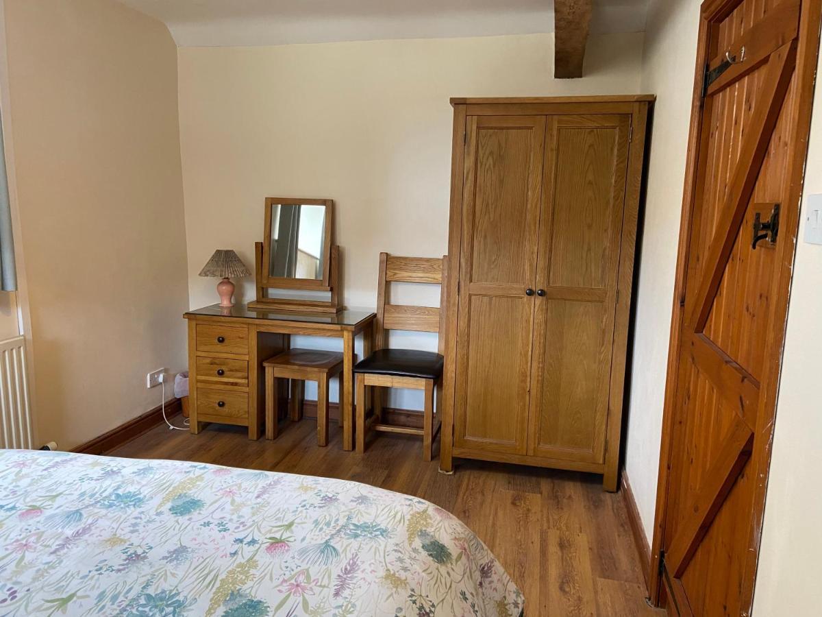 Tupenny Cottage, Old Mill Farm, Cotswold Water Park Cirencester Exteriör bild