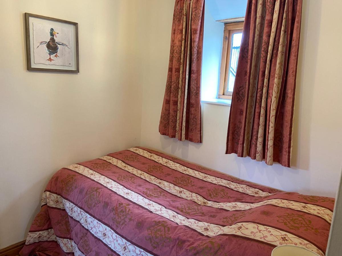 Tupenny Cottage, Old Mill Farm, Cotswold Water Park Cirencester Exteriör bild
