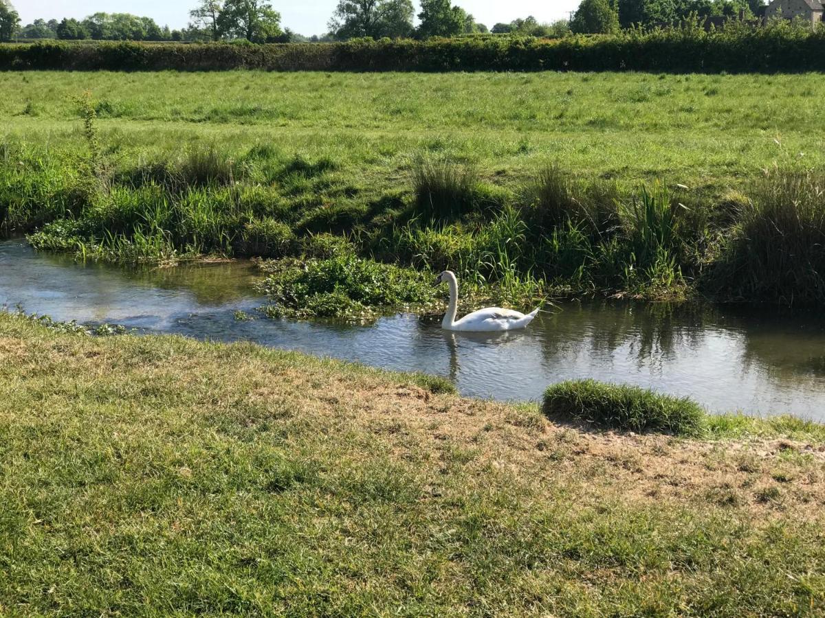 Tupenny Cottage, Old Mill Farm, Cotswold Water Park Cirencester Exteriör bild